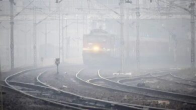 Photo of कोहरे ने ट्रेनों की रफ्तार पर लगाया ब्रेक