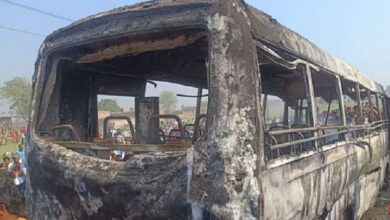 Photo of गाजीपुर में दर्दनाक हादसा: एचटी लाइन के संपर्क में आने से बस में लगी आग, पांच की मौत