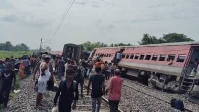 Photo of Train Accident: गोंडा में बड़ी रेल दुर्घटना, पटरी से उतरे डिब्रूगढ़ एक्सप्रेस के डिब्बे, 4 की मौत, कई घायल