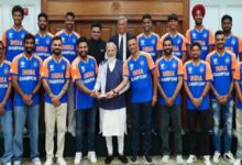 Photo of पीएम मोदी से मिले टीम इंडिया के खिलाड़ी, ट्रॉफी के साथ तस्वीर भी खिंचवाई