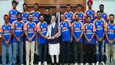 Photo of पीएम मोदी से मिले टीम इंडिया के खिलाड़ी, ट्रॉफी के साथ तस्वीर भी खिंचवाई