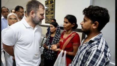 Photo of रायबरेली पहुंचे राहुल गांधी, एम्स पहुंचकर लोगों का जान हालचाल, शहीद कैप्टन अंशुमान सिंह के परिवार से भी मिले