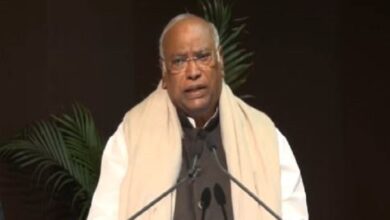 Photo of हमने महात्मा गांधी जी के नाम से मनरेगा शुरू किया था लेकिन ये सरकार इसे तबाह करने पर है तुली: खरगे