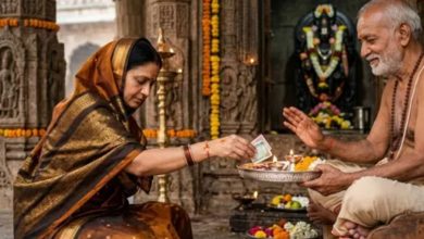 Photo of दक्षिणा हमेशा दाएं हाथ से ही क्यों? जानिए बाएं हाथ से दान देने की मनाही का आध्यात्मिक रहस्य
