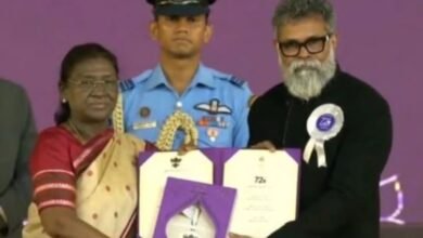 Photo of अल्लू अर्जुन: एक्टर ने सुकुमार को दी अवॉर्ड जीतने की बधाई