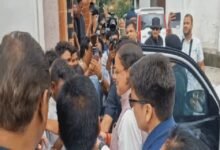 Photo of बच्चों को देखकर रुका मुख्यमंत्री का काफिला, चॉकलेट बांटकर की बातचीत