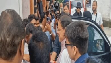 Photo of बच्चों को देखकर रुका मुख्यमंत्री का काफिला, चॉकलेट बांटकर की बातचीत