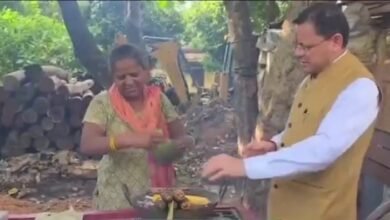 Photo of सड़क किनारे रुके सीएम धामी, भुट्टा चखा और लिया सरकार के काम का फीडबैक
