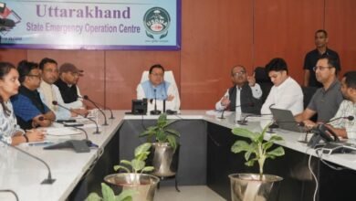 Photo of दिल्ली से लौटते ही आपातकालीन केंद्र पहुंचे सीएम धामी