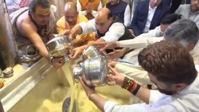 Photo of रक्षा मंत्री व मुख्यमंत्री ने किया बाबा विश्वनाथ का दर्शन-पूजन