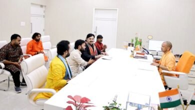 Photo of मुख्यमंत्री योगी आदित्यनाथ से हरिहरपुर संगीत घराने के कलाकारों ने की मुलाकात