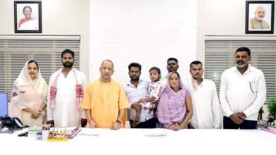 Photo of सीएम योगी से मिली बलिया की दिव्यांग बेटी रागिनी, इलाज से लेकर पढ़ाई तक हर मदद का मिला भरोसा