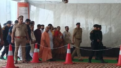 Photo of चार बार के विधायक अनिल शर्मा को सीएम योगी की श्रद्धांजलि, परिजनों को बंधाया ढांढस