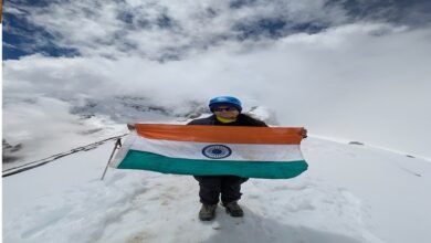 Photo of लखनऊ की पर्वतारोही पूर्वा धवन ने 5,826 मीटर ऊंची रुद्रगैरा चोटी पर फहराया तिरंगा