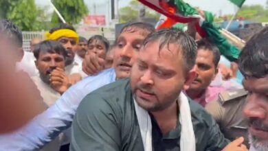 Photo of पटना में RJD का रण! तेजस्वी हिरासत में, टूटी बैरिकेडिंग तो चला वाटर कैनन