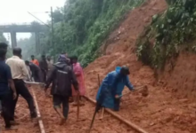 Photo of केरलम में भूस्खलन से ट्रेन का इंजन पटरी से उतरा