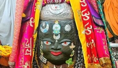 Photo of उज्जैन: भस्म आरती में भांग से सजे बाबा महाकाल, सूर्य-चंद्रमा से हुआ विशेष शृंगार