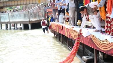 Photo of PM मोदी के सेवा के 25 वर्ष पूरे होने पर CM धामी ने की गंगा आरती