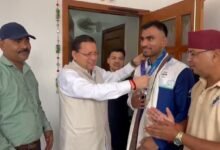 Photo of CM धामी से एशियन गेम्स में कांस्य पदक जीतने वाले बॉक्सर कपिल पोखरिया ने की भेंट