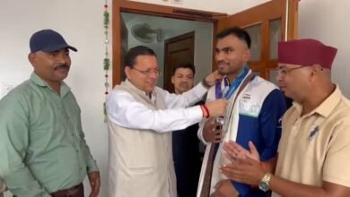 Photo of CM धामी से एशियन गेम्स में कांस्य पदक जीतने वाले बॉक्सर कपिल पोखरिया ने की भेंट