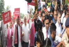 Photo of EC के खिलाफ विपक्ष का मार्च, बैरिकेड पर चढ़े सपा नेता; राहुल-प्रियंका-अखिलेश धरने पर