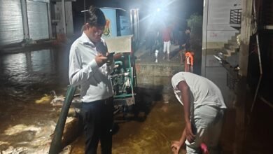Photo of योगी सरकार का बाढ़ प्रभावित क्षेत्रों में स्वच्छता और स्वास्थ्य सुरक्षा पर जोर, ड्रोन से एंटी लार्वा छिड़काव