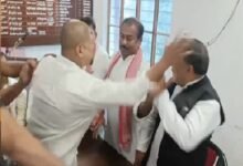 Photo of गोरखपुर में प्रेस कॉन्फ्रेंस के दौरान सपा नेताओं में भिड़ंत, गाली-गलौज और थप्पड़ जड़ने का आरोप