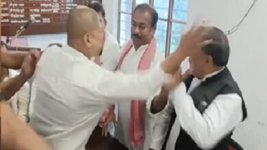 Photo of गोरखपुर में प्रेस कॉन्फ्रेंस के दौरान सपा नेताओं में भिड़ंत, गाली-गलौज और थप्पड़ जड़ने का आरोप