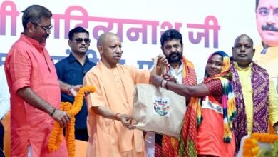 Photo of मुख्यमंत्री योगी ने स्वच्छता कर्मियों को किया सम्मानित, बोले मानदेय काटने वालों के खिलाफ होगी कड़ी कार्रवाई